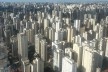Verticalização elitista e moradias precárias, São Paulo SP<br />Foto Nadia Somekh 