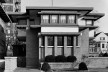 Emil Bach House, elevação occidental, North Sheridan Road, Chicago, Estados Unidos, 1915. Arquiteto Frank Lloyd Wright<br />Foto Richard Nickel, jul. 1967  [Library of Congress / U.S. Government]