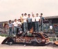 Grupo de atletas no Muro de Berlim