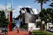 Figura 8 – O Museu Guggenheim, tornado ícone internacional de Bilbao, Espanha; fundamental na revitalização da área portuária e central. Arquiteto: Frank Gehry<br />Foto Nelson Kon 