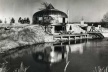 Dymaxion House, de Buckminster Fuller, Wichita, Kansas. Projeto de 1929, protótipo de 1945, construído em alumínio e plexiglass, cujo pilar central tubular era o próprio container das peças, quando desmontado. Acervo Buckminster Fuller Institute [MoMA]