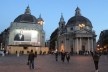 Uso de tapumes, telas com impressões e publicidade sobre a fachada da Basilica de Santa Maria in Montesanto em recuperação, Piazza del Popolo, Roma<br />Foto Petterson Dantas 