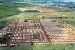 Foto 1 – Um exemplo da assustadora padronização de alguns conjuntos habitacionais (SÃO PAULO (Estado). CDHU, Tipologias de edificaciones. São Paulo, 1997. Não havia indicada a localização deste conjunto)