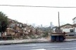 Foto 6 – Cingapura Zaki Narchi: do lado esquerdo do córrego, a favela que ainda existe, do direito, o conjunto implantado<br />Foto Flávio Higuchi 