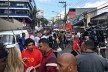 Aglomeração de manifestantes nas imediações do Sindicato de Metalúrgicos do ABC, São Bernardo do Campo<br />Foto Abilio Guerra 