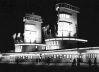 Foto noturna do Pórtico Monumental da Exposição do Centenário Farroupilha.  ["Arquitetura Comemorativa da Exposição do Centenário Farroupilha", Projeto UniARQ, Pro-Rei]