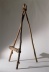 Cadeira feita com três galhos e um pedaço de tronco, amarrados com cipó, Lina Bo Bardi<br />Foto Nelson Kon 