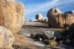 Foto 15 - Algumas pedras equilibram-se precariamente sobre um ou dois pontos de apoio, dando à paisagem um toque incoerente de instabilidade