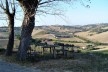A paisagem rural típica da Região das Marcas (Marche) com uma área de repouso para caminhantes.<br />Foto M. Bocci 