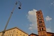 Contrastes, patrimônio edificado, parte da torre da Basílica de Santa Maria in Cosmedin, no centro urbano de Roma<br />Foto Fabio José Martins de Lima 