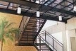 Escada principal da recepção em chapa expandida e empenas revestidas de cacos cerâmicos<br />Imagem dos autores do projeto 