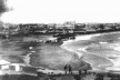 Imagen 2. Sector Bristol hacia 1900, donde puede apreciarse las casillas de los pescadores dispersas por la playa [Arquivo e Museu Histórico Municipal Roberto T. Barili]