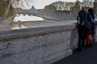 Contaminations, tourists in the Ponte Umberto I on the Tevere River with views of the Vatican City<br />Foto Fabio José Martins de Lima 