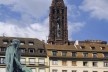 Estátua de Gutenberg segurando nas mãos uma página do primeiro livro impresso em Mainz – a Bíblia – onde está escrito: “Et la lumière fut”; ao fundo, torre da Catedral de Notre-Dame de Strassbourg<br />Foto Victor Hugo Mori 