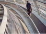 Berlin 1999, as pessoas caminham, movimentam e compõem a "cúpula" de um edifício que a 100 anos atrás era concebida e apropriado de uma forma menos palpável sob uma ótica cartesiana e perspectívica. Abertura do novo Reichtag, Berlin 1999<br />Foto Marcelo Maia 