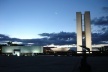 Congresso Nacional. À esquerda vê-se o Museu da Cidade e à direita, silhueta do marco da inscrição de Brasília como Patrimônio Cultural da Humanidade junto à Unesco<br />Foto Eduardo Pierrotti Rossetti 