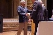 Marcos Konder Netto recebe o Colar do IAB do presidente do IAB-DN<br />Foto Gilberto Belleza 