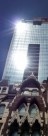 Edifício comercial em Londres reflete luz solar quente