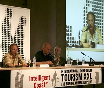 Michel Houllebecq e Rem Koolhaas no Simpósio Internacional Intelligent Coast “Tourism XXL. The European Megalopolis”