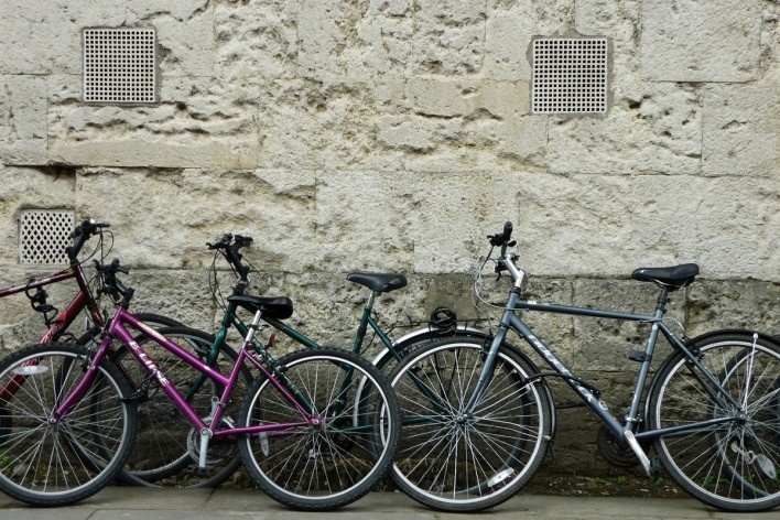 Bicicletas estacionadas junto ao muro da Queen’s College. Oxford, Inglatera, maio 2011<br />Foto Francisco Alves 