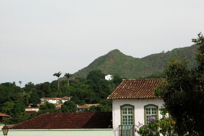 Igreja de Santa Bárbara e Morro de Santa Bárbara. Casario mergulhado na paisagem da cidade de Goiás<br />Foto Carolina Fidalgo de Oliveira 