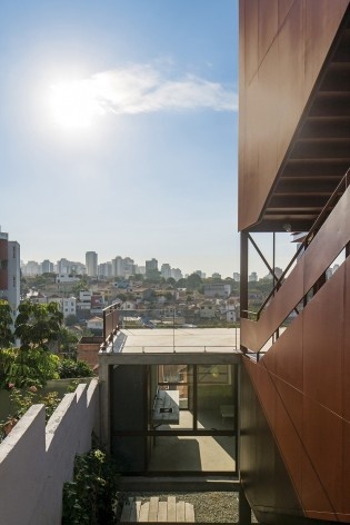 Estúdio Madalena, circulação vertical e pátio construído abaixo do nível da rua, São Paulo, 2015. Apiacás Arquitetos<br />Foto Leonardo Finotti 