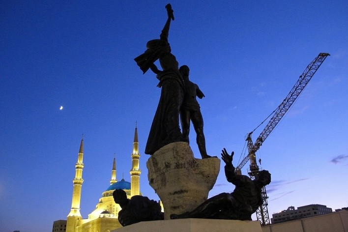 Estátua, gruas e a mesquita Mohammed al-Amin, na Place des Martyrs– local de reunião de protestos e demonstrações. A estátua, marcada por balas, permanece como um símbolo da destruição pela guerra-civil<br />Foto Bianca Antunes 