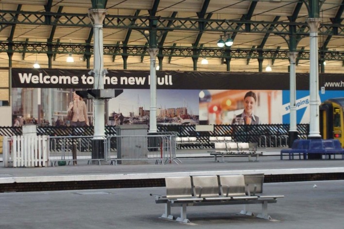 Welcome to the new Hull. Propaganda turística na estação ferroviária sobre a nova cidade que está surgindo, com comércio, equipamentos culturais, esportes e espaços públicos bem cuidados<br />foto André Fontan Köhler 
