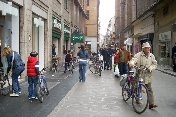 Piacentinos utilizando bicicletas no centro de Piacenza<br />Foto Montaner e Muxí 