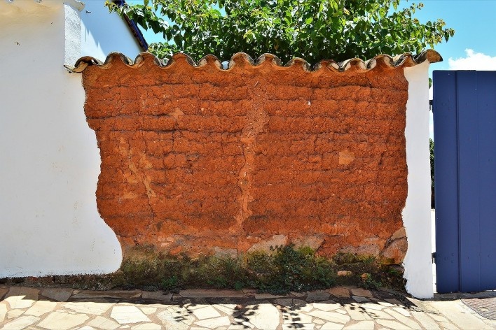 Muro de taipa de pilão retelhado e assentado sobre pedra, Tiradentes MG, 2014<br />Foto Elio Moroni Filho 