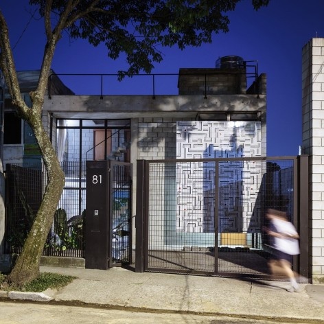 Casa Maracanã, São Paulo, vista da rua, cena noturna. Terra e Tuma arquitetos associados.<br />Foto Pedro Kok 