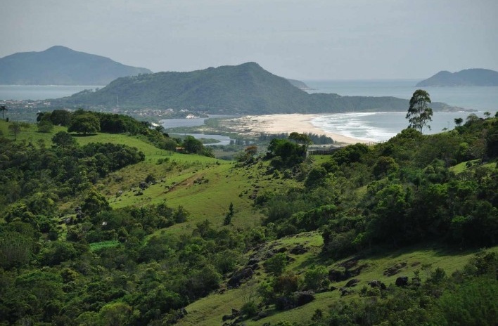 Entre Gamboa e Paulo Lopes. Ao fundo, vista da praia e vila da Guarda do Embaú<br />Foto José Tabacow 