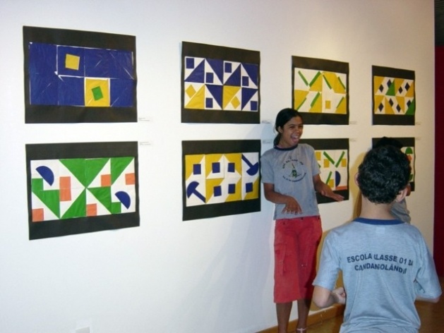 Crianças apresentando os próprios trabalhos<br />Foto Ana Frade 