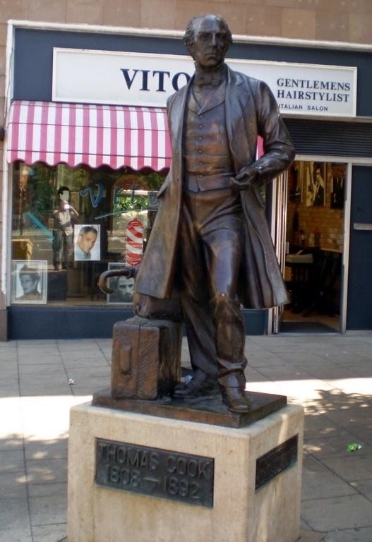 Estátua de Thomas Cook, o inventor do turismo, em Leicester, Inglaterra<br />Foto Ned Carlson  [Wikimedia Commons]
