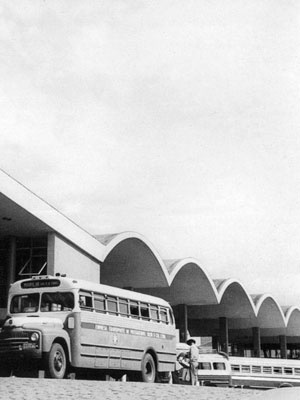 Estação Rodoviária, Londrina PR. Vilanova Artigas e Carlos Cascaldi, 1950 [Vilanova Artigas. Instituto Lina Bo e P. M. Bardi / Fundação Vilanova Artigas, São Paulo, ]