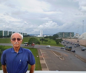 Aldo Paviani na plataforma Rodoviária. Ao fundo, a Esplanada dos Ministérios de Brasília<br />Foto Higor Vieira dos Santos 
