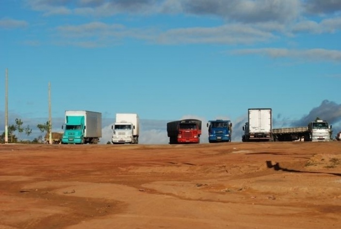 Caminhões de carga no posto Cometa, na BR 251, no percurso de Montes Claros para Santa Cruz de Salinas MG<br />Foto Fabio Lima 