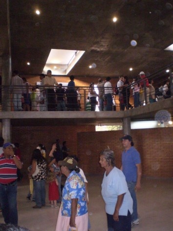 Cootrapar – cooperativa de trabajadores de aceros del Paraguay. Usos del edificio: foyer. Arq. Luis Alberto Elgue y Arq. Cynthia Solis Patri. Villa Hayes, Paraguay. 2007 – 2008.