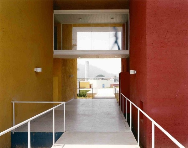 Fábrica de Sal – Centro Educacional de Ribeirão Pires, Secretaria de Educação, 2001-2003. Arquitetos Rafael Perrone e Márcio do Amaral<br />Foto Andres Otero 