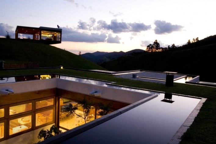 Projeto Casa Grelha, vista a partir do teto jardim.Forte, Gimenes & Marcondes Ferraz Arquitetos, 2º. prêmio categoria profissional/ obras concluídas, Serra da Mantiqueira, SP, 2005-2007.