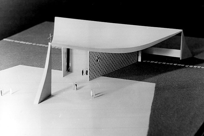 Maquete da Igreja Nossa Senhora de Fátima (igrejinha). Arquiteto Oscar Niemeyer<br />Fotógrafo não identificado  [Acervo Arquivo Público do Distrito Federal]