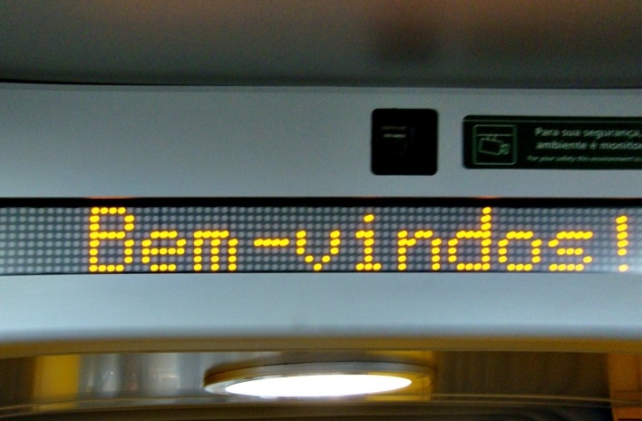 Mensagem eletrônica no interior do vagão do metrô<br />Foto Michel Gorski 