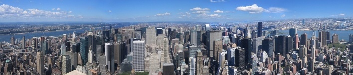 Montagem de fotos a partir das três faces do terraço quadrangular do Empire States Building, em dois níveis de altura (linha do horizonte e linha inferior dos prédios abaixo em primeiro plano)