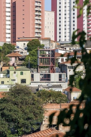 Estúdio Madalena, vista dos fundos do lote, São Paulo, 2015. Apiacás Arquitetos<br />Foto Leonardo Finotti 
