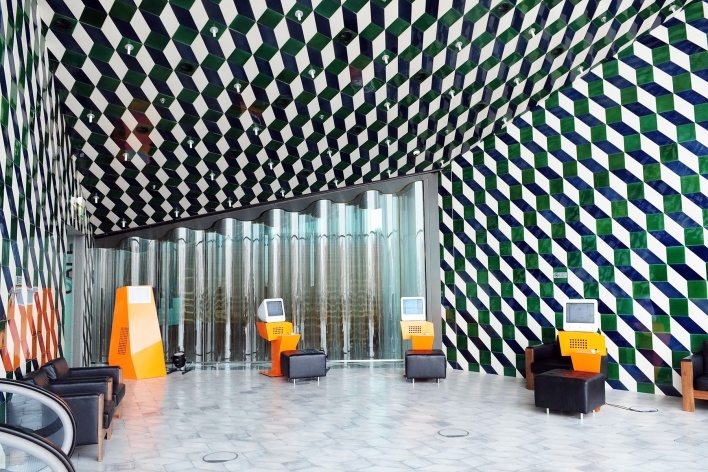 Casa da Música, espaço de comunicação musical em rede, Porto, 2005. Arquitetos Rem Koolhaas e Ellen van Loon / OMA<br />Foto Junancy Wanderley 