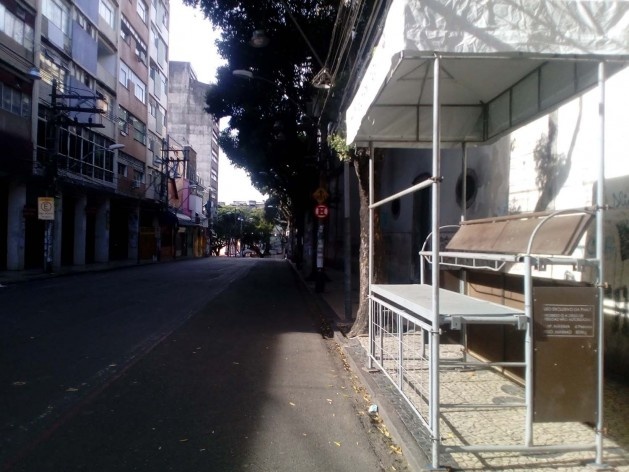 As bancadas da polícia na avenida Sete de Setembro, circuito Osmar, a cada 50 metros ocupam as calçadas desde uma semana antes da festa<br />Foto Volha Yermalayeva Franco 