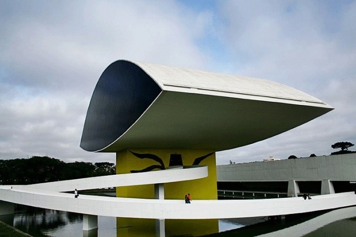 Vista lateral do Museu Oscar Niemeyer mostrando a porta de saída<br />foto Lygia Nery 