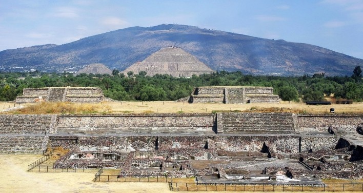 Teotihuacán, vestígios arqueológicos e pequena pirâmide do Templo de Quetzalcoatl (serpente emplumada), México<br />Foto Victor Hugo Mori 