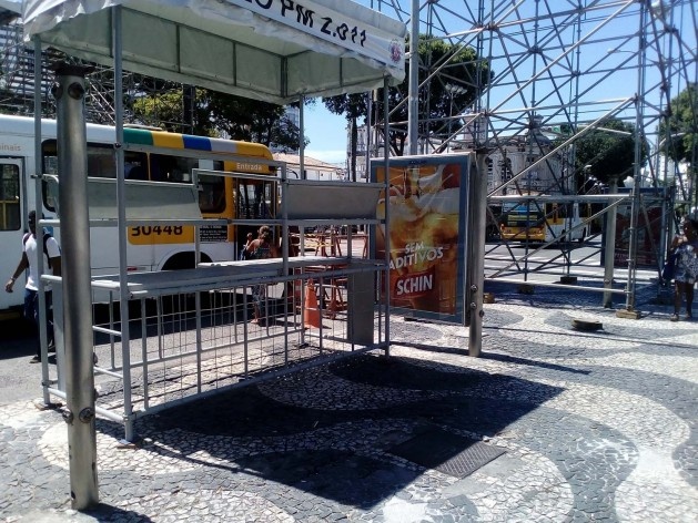 Pontos de ônibus na praça Campo Grande, quase completamente desmontados uma semana antes do carnaval<br />Foto Volha Yermalayeva Franco 