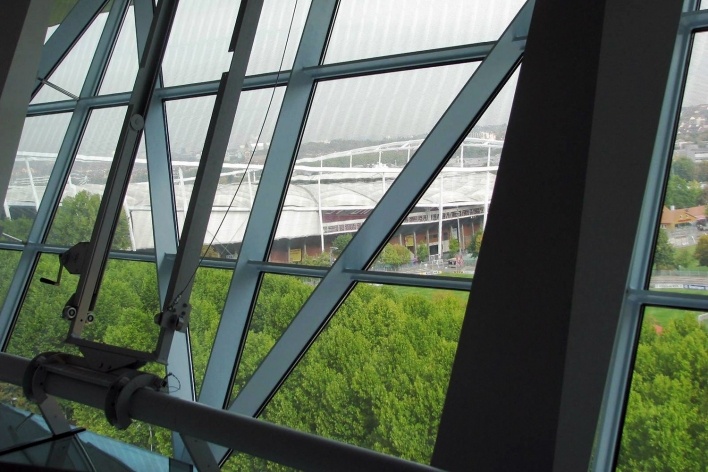 Vista do Gottlieb-Daimler Stadion, a partir do Mercedes-Benz Museum<br />Foto Roberto Rüsche 